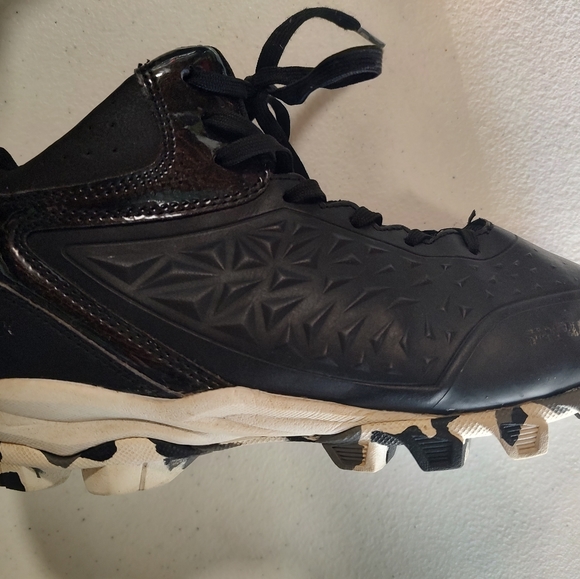 Boys Flag Football cleats - Picture 2 of 4